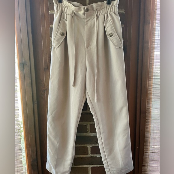 Lightweight beige pants with pockets - Picture 1 of 5